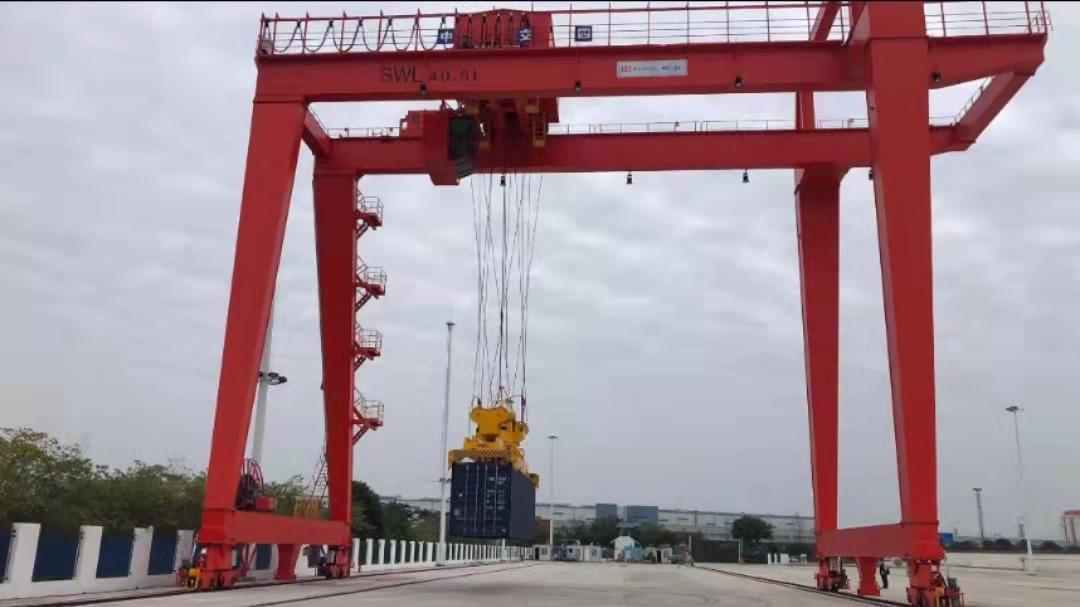 成都城廂物流中心40.5T軌道式集裝箱門(mén)式起重機安裝驗收完畢