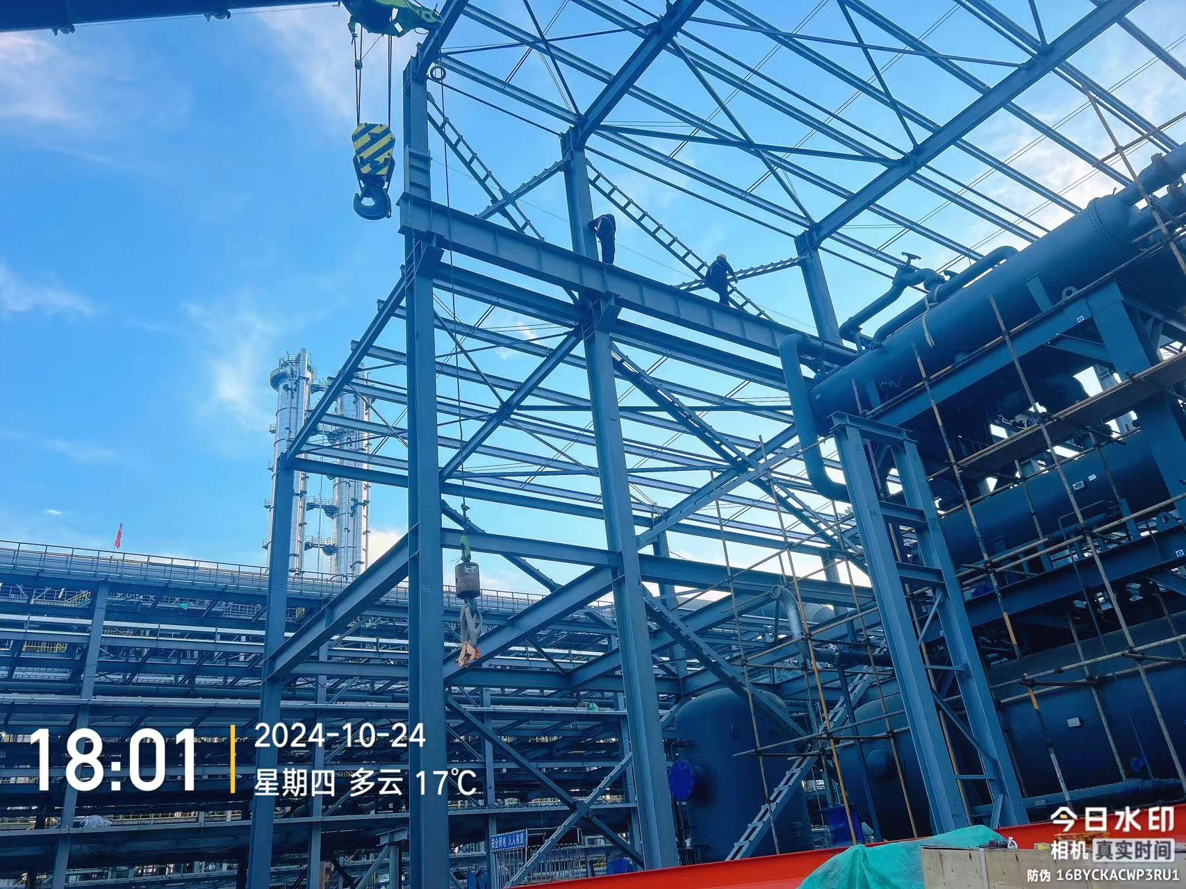 《爐內升降平臺與起重機安裝：工業(yè)生產(chǎn)的 “得力助手” 與 “鋼鐵巨臂”》